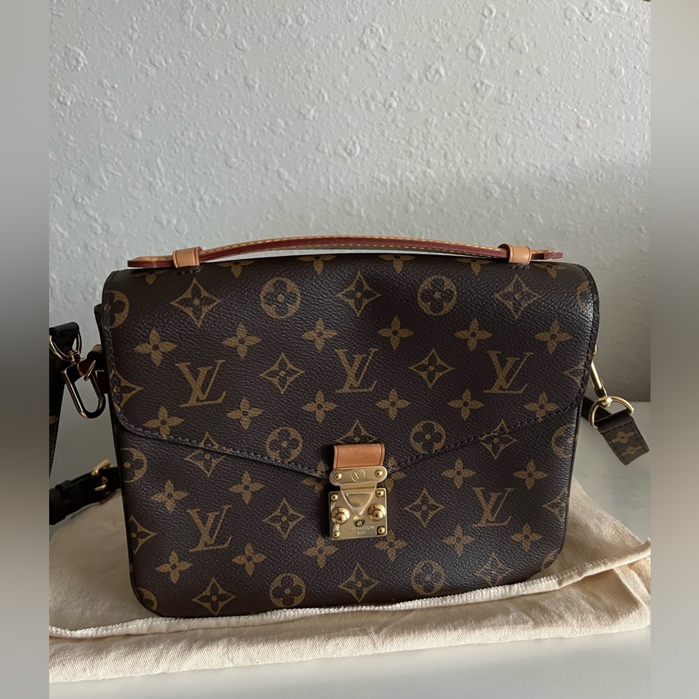 Louis Vuitton Pochette Metis in Monogram